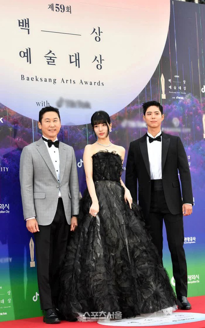 Suzy đăng ảnh má kề má Park Bo Gum, đáp trả nghi vấn bị bài xích 5 lần làm MC Baeksang- Ảnh 3.