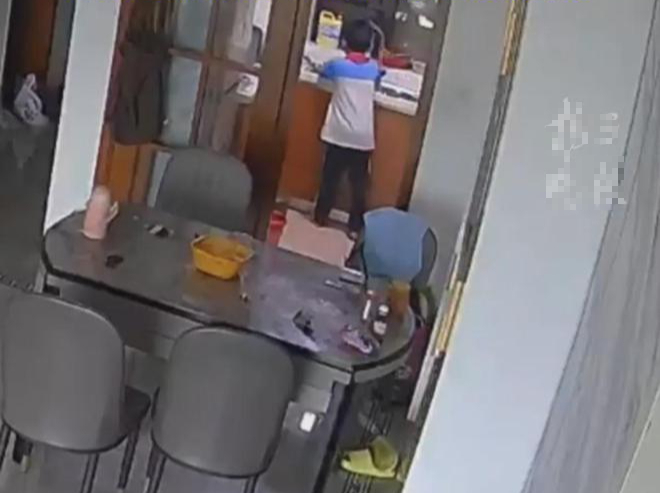 Đứa trẻ dậy xem Tivi lúc 6h sáng mỗi ngày khiến mẹ phàn nàn, cư dân mạng khuyên can: "Con chị là bảo bối đấy"- Ảnh 2. Đứa trẻ dậy xem Tivi lúc 6h sáng mỗi ngày khiến mẹ phàn nàn, cư dân mạng khuyên can: "Con chị là bảo bối đấy"- Ảnh 2.