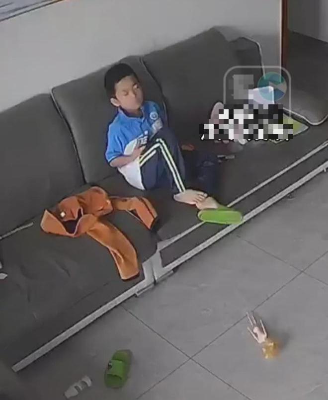 Đứa trẻ dậy xem Tivi lúc 6h sáng mỗi ngày khiến mẹ phàn nàn, cư dân mạng khuyên can: "Con chị là bảo bối đấy"- Ảnh 1. Đứa trẻ dậy xem Tivi lúc 6h sáng mỗi ngày khiến mẹ phàn nàn, cư dân mạng khuyên can: "Con chị là bảo bối đấy"- Ảnh 1.