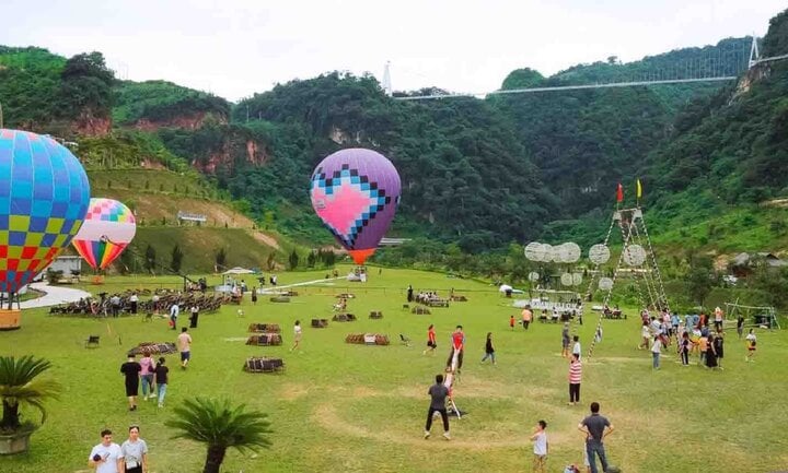 Thác Nàng Tiên ở Sơn La đông nghịt, xe ôm kiếm hơn 3 triệu đồng/ngày - Ảnh 6.