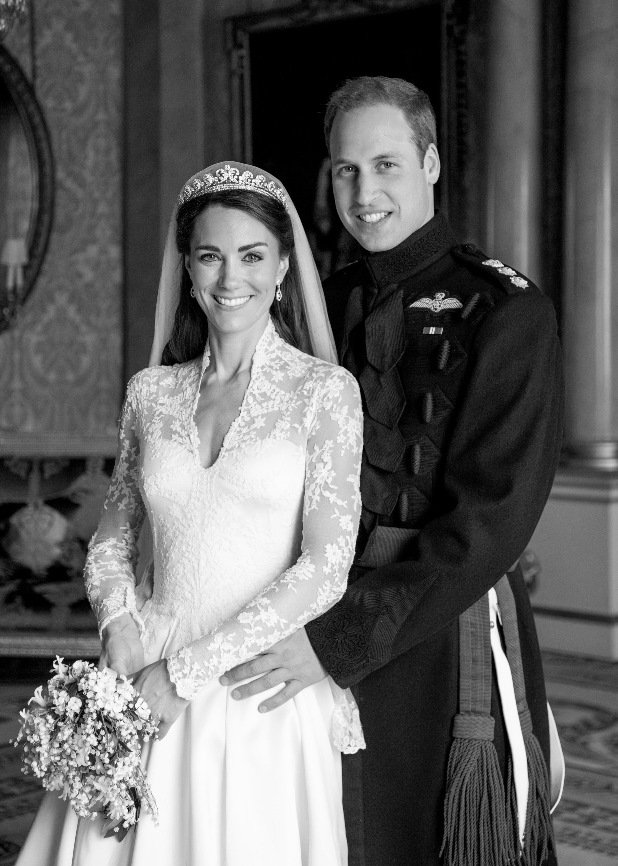 Thân vương William và Vương phi Kate kỷ niệm 13 năm ngày cưới theo cách xúc động, chia sẻ ảnh mới chưa từng công bố- Ảnh 1.