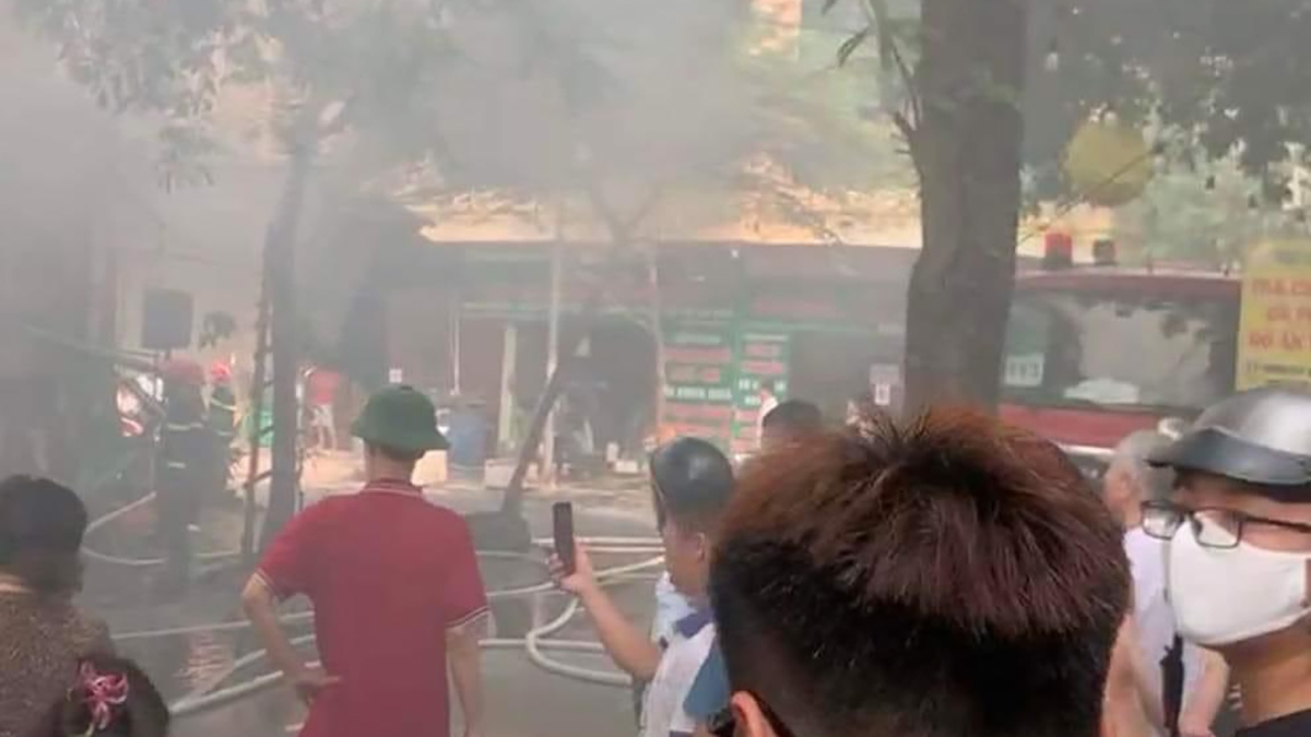 5 ki ốt tại đường Phạm Văn Đồng, Hà Nội bốc cháy khi chủ nhà về quê nghỉ lễ - Ảnh 2. 5 ki ốt tại đường Phạm Văn Đồng, Hà Nội bốc cháy khi chủ nhà về quê nghỉ lễ - Ảnh 2.