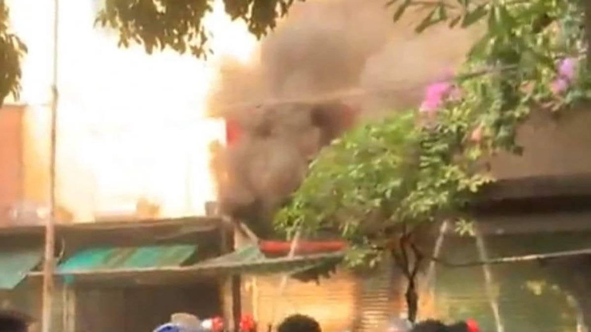 5 ki ốt tại đường Phạm Văn Đồng, Hà Nội bốc cháy khi chủ nhà về quê nghỉ lễ - Ảnh 1.
