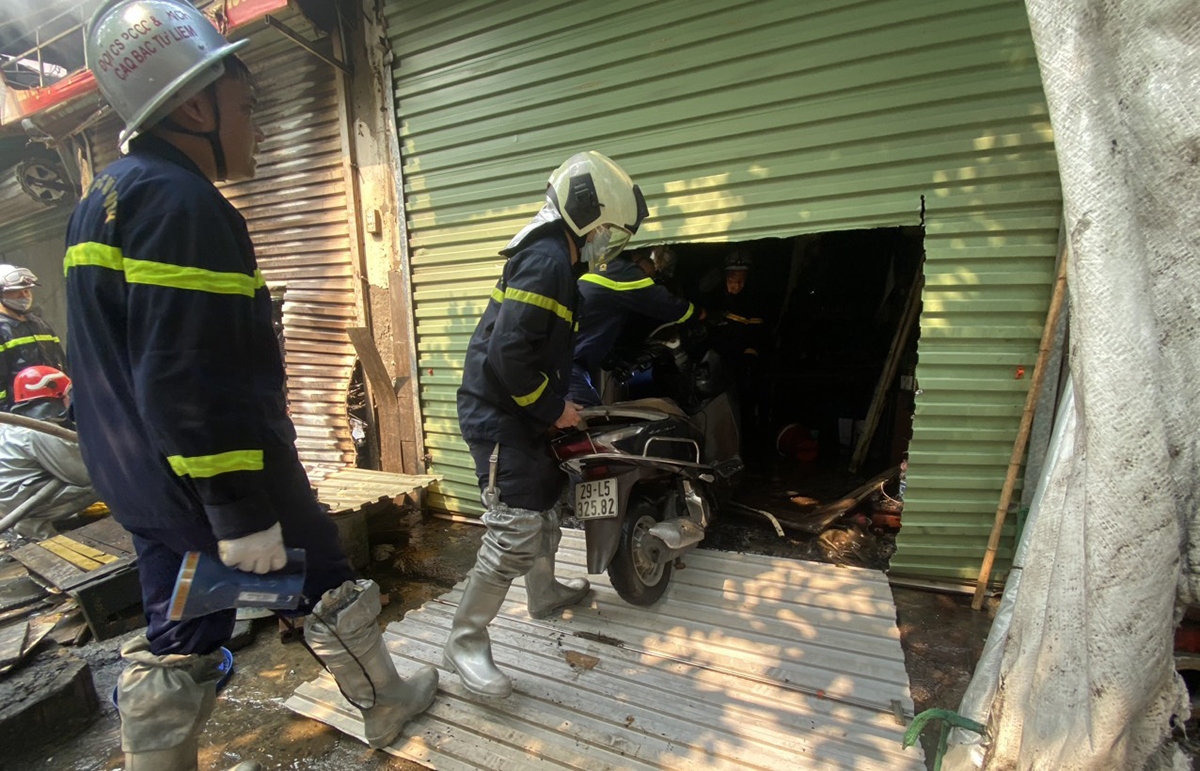 5 ki ốt tại đường Phạm Văn Đồng, Hà Nội bốc cháy khi chủ nhà về quê nghỉ lễ - Ảnh 7.