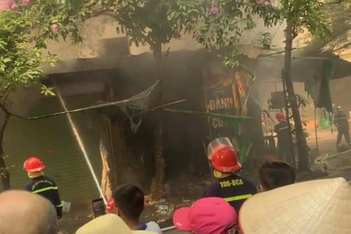 5 ki ốt tại đường Phạm Văn Đồng, Hà Nội bốc cháy khi chủ nhà về quê nghỉ lễ - Ảnh 3.
