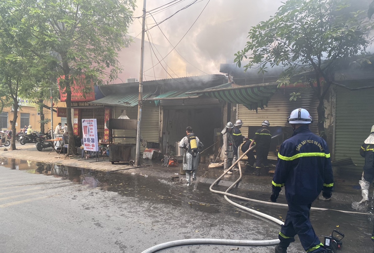 5 ki ốt tại đường Phạm Văn Đồng, Hà Nội bốc cháy khi chủ nhà về quê nghỉ lễ - Ảnh 6.