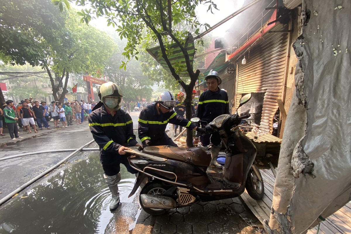 5 ki ốt tại đường Phạm Văn Đồng, Hà Nội bốc cháy khi chủ nhà về quê nghỉ lễ - Ảnh 8.