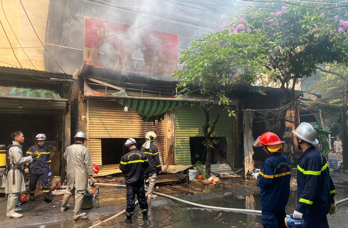 5 ki ốt tại đường Phạm Văn Đồng, Hà Nội bốc cháy khi chủ nhà về quê nghỉ lễ - Ảnh 5. 5 ki ốt tại đường Phạm Văn Đồng, Hà Nội bốc cháy khi chủ nhà về quê nghỉ lễ - Ảnh 5.