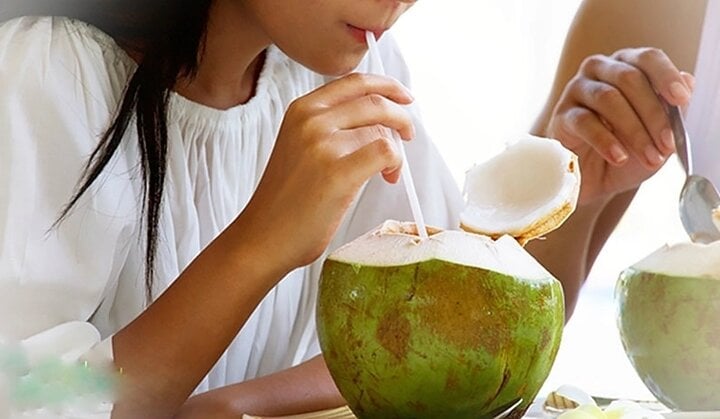 Nắng nóng có nên uống nước dừa mỗi ngày? - Ảnh 1. Nắng nóng có nên uống nước dừa mỗi ngày? - Ảnh 1.