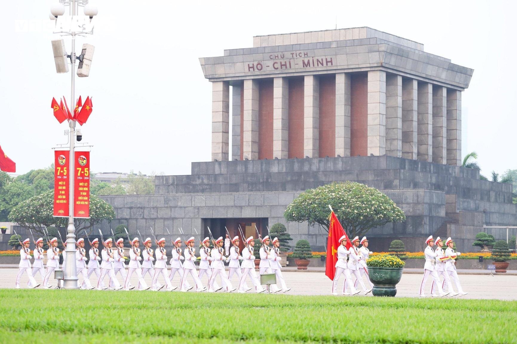 Lễ thượng cờ đặc biệt mừng Chiến thắng 30/4 tại Quảng trường Ba Đình - Ảnh 8. Lễ thượng cờ đặc biệt mừng Chiến thắng 30/4 tại Quảng trường Ba Đình - Ảnh 8.