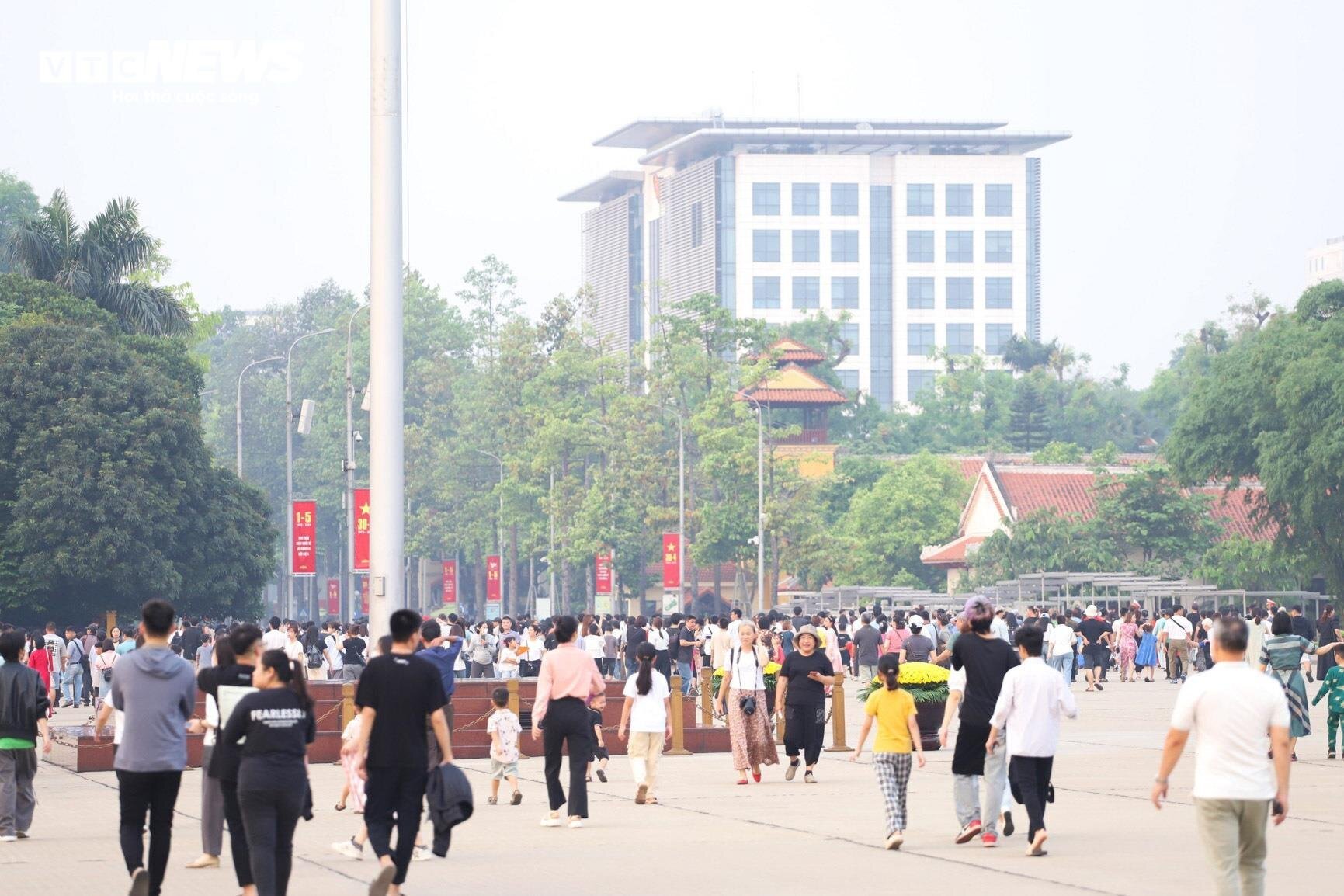 Lễ thượng cờ đặc biệt mừng Chiến thắng 30/4 tại Quảng trường Ba Đình - Ảnh 11. Lễ thượng cờ đặc biệt mừng Chiến thắng 30/4 tại Quảng trường Ba Đình - Ảnh 11.