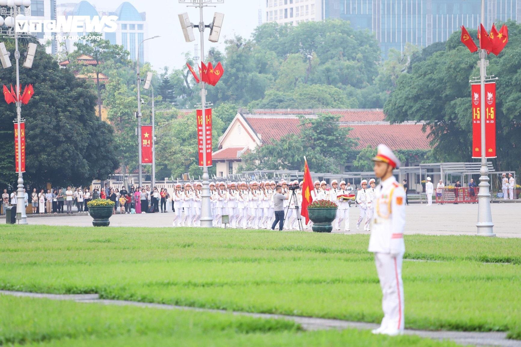 Lễ thượng cờ đặc biệt mừng Chiến thắng 30/4 tại Quảng trường Ba Đình - Ảnh 5. Lễ thượng cờ đặc biệt mừng Chiến thắng 30/4 tại Quảng trường Ba Đình - Ảnh 5.