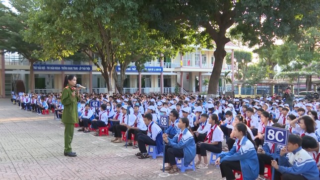 Cảnh báo hiện tượng &quot;tín dụng đen&quot; bủa vây trường học - Ảnh 1.