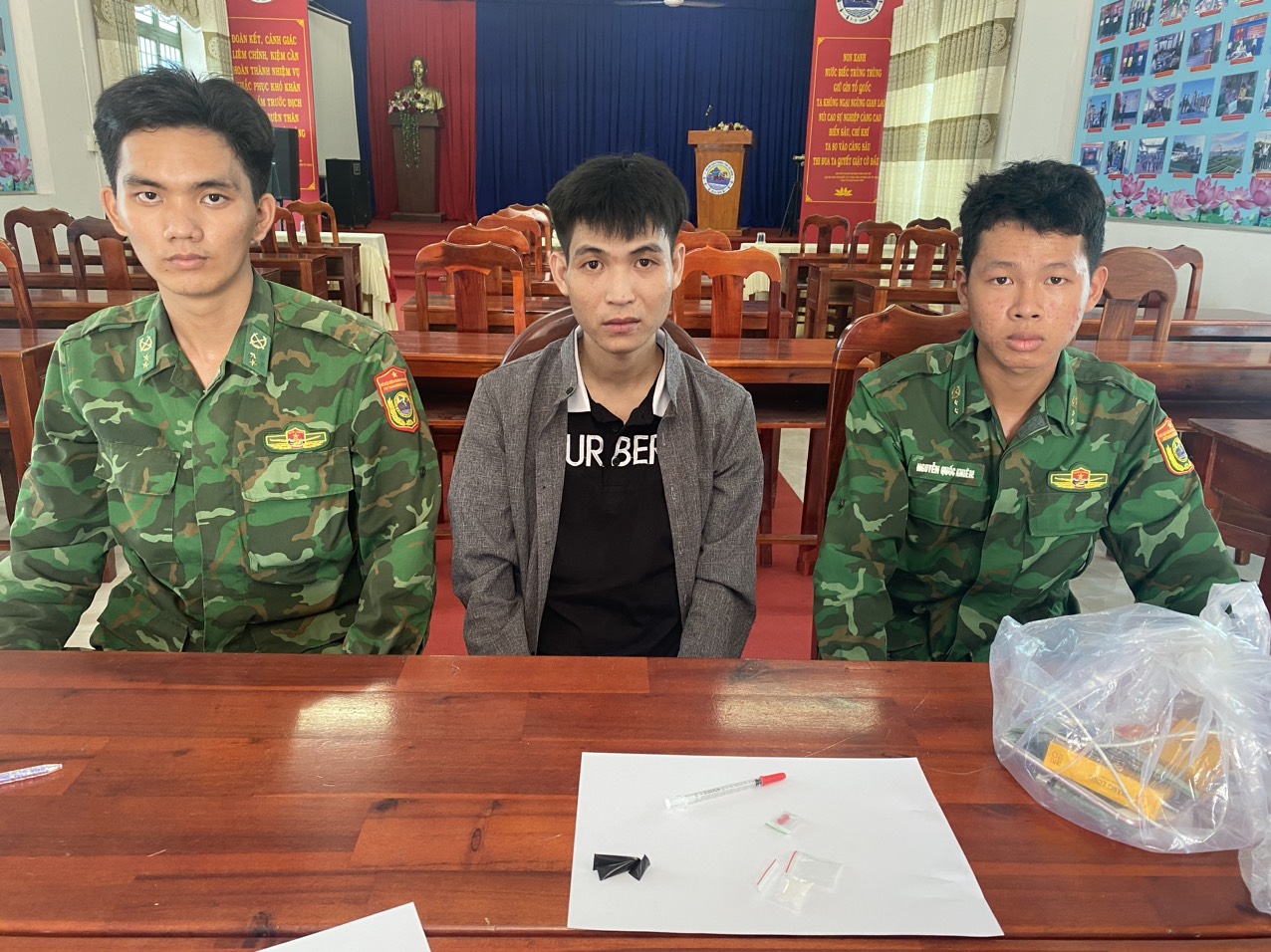 CLIP: Bắt đối tượng giấu ma tuý trong quần lót - Ảnh 1. CLIP: Bắt đối tượng giấu ma tuý trong quần lót - Ảnh 1.