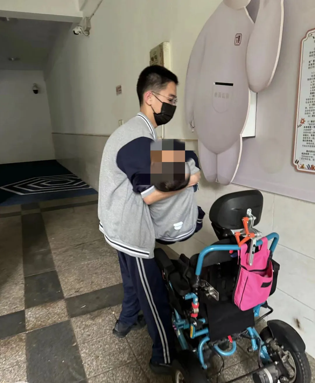 Phát hiện lớp thiếu người, hai nam sinh chạy ngược dòng người đang sơ tán động đất để cứu bạn- Ảnh 6. Phát hiện lớp thiếu người, hai nam sinh chạy ngược dòng người đang sơ tán động đất để cứu bạn- Ảnh 6.