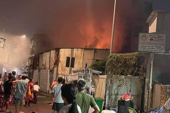 TPHCM: Cháy nhà gần chợ Bà Chiểu, một người tử vong - Ảnh 1.