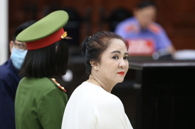 Hình ảnh bà Nguyễn Phương Hằng tại tòa sáng nay - Ảnh 4.