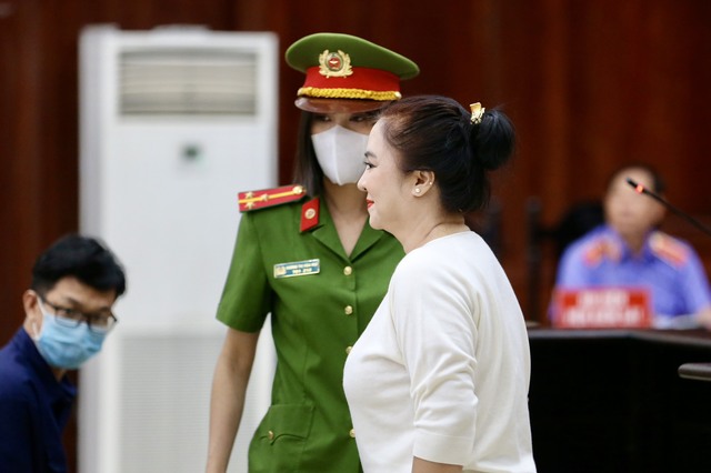 Hình ảnh bà Nguyễn Phương Hằng tại tòa sáng nay - Ảnh 2.