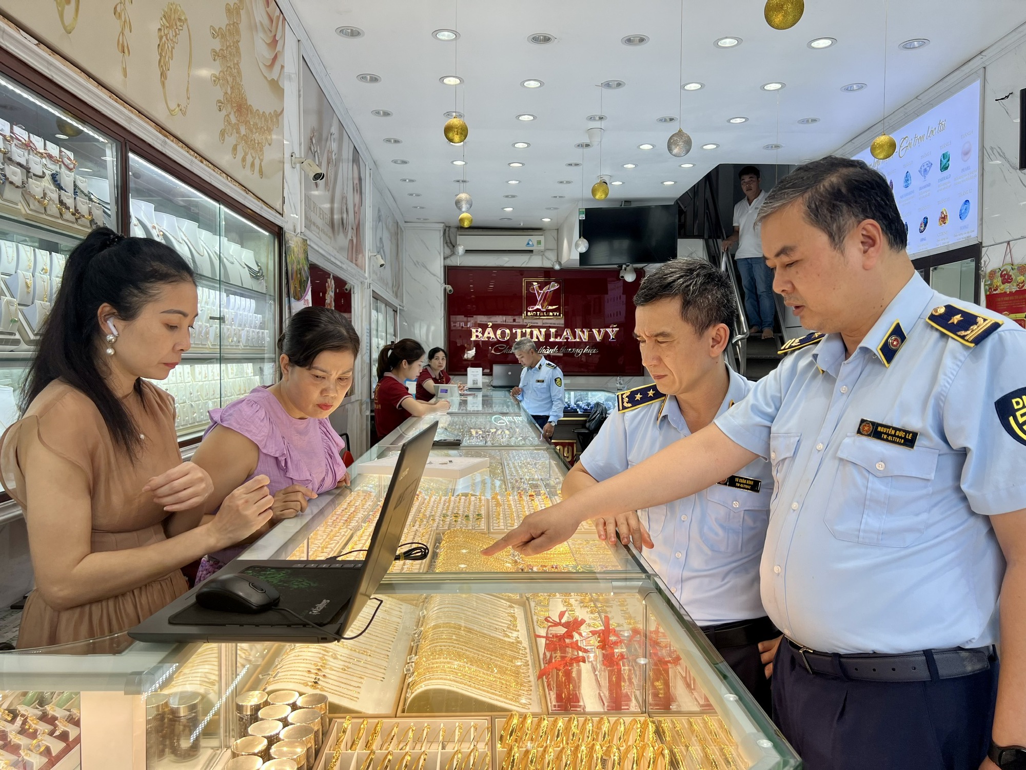 Đồng loạt kiểm tra 3 tiệm vàng ở Hà Nội- Ảnh 1.