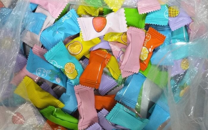 Ăn kẹo không rõ nguồn gốc, 30 học sinh ở Lâm Đồng nhập viện