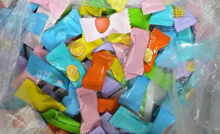 Ăn kẹo không rõ nguồn gốc, 30 học sinh ở Lâm Đồng nhập viện - Ảnh 2.