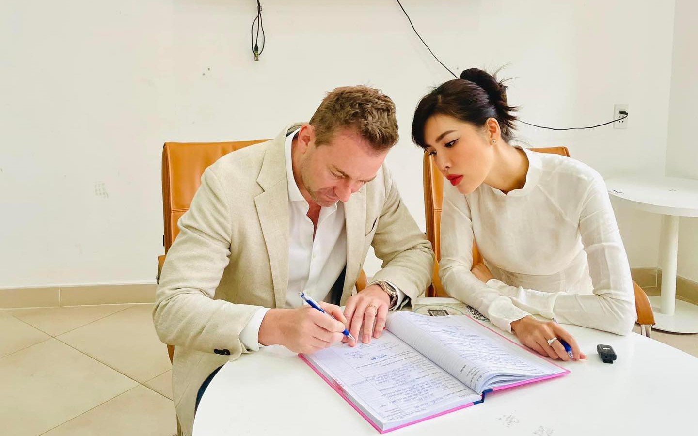HOT: Minh Tú cùng chồng Tây nhận giấy chứng nhận kết hôn trước thềm hôn lễ