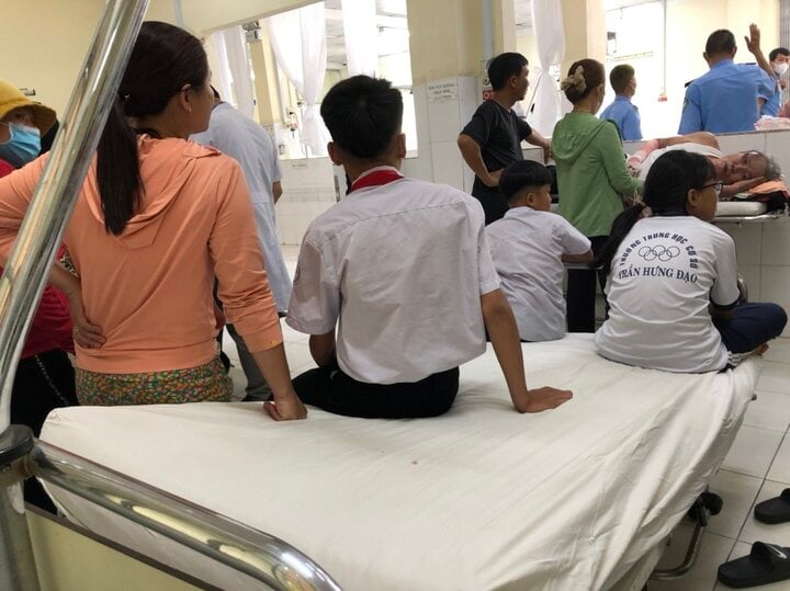 Nha Trang: Một học sinh lớp 5 tử vong, nhiều em khác nhập viện nghi ngộ độc - Ảnh 2.
