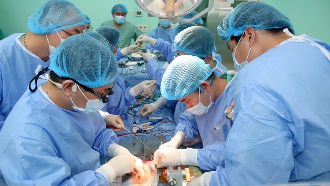 Bệnh viện T.Ư Huế lập ‘kỷ lục’ thực hiện 8 ca ghép tạng trong 48 giờ - Ảnh 1.
