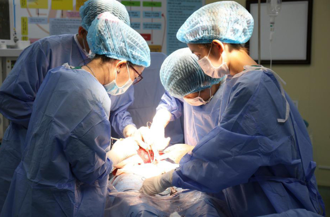 Người phụ nữ ở Bạc Liêu bỗng đau bụng dữ dội, phẫu thuật lấy ra được một thứ nặng đến 900 gram - Ảnh 2.