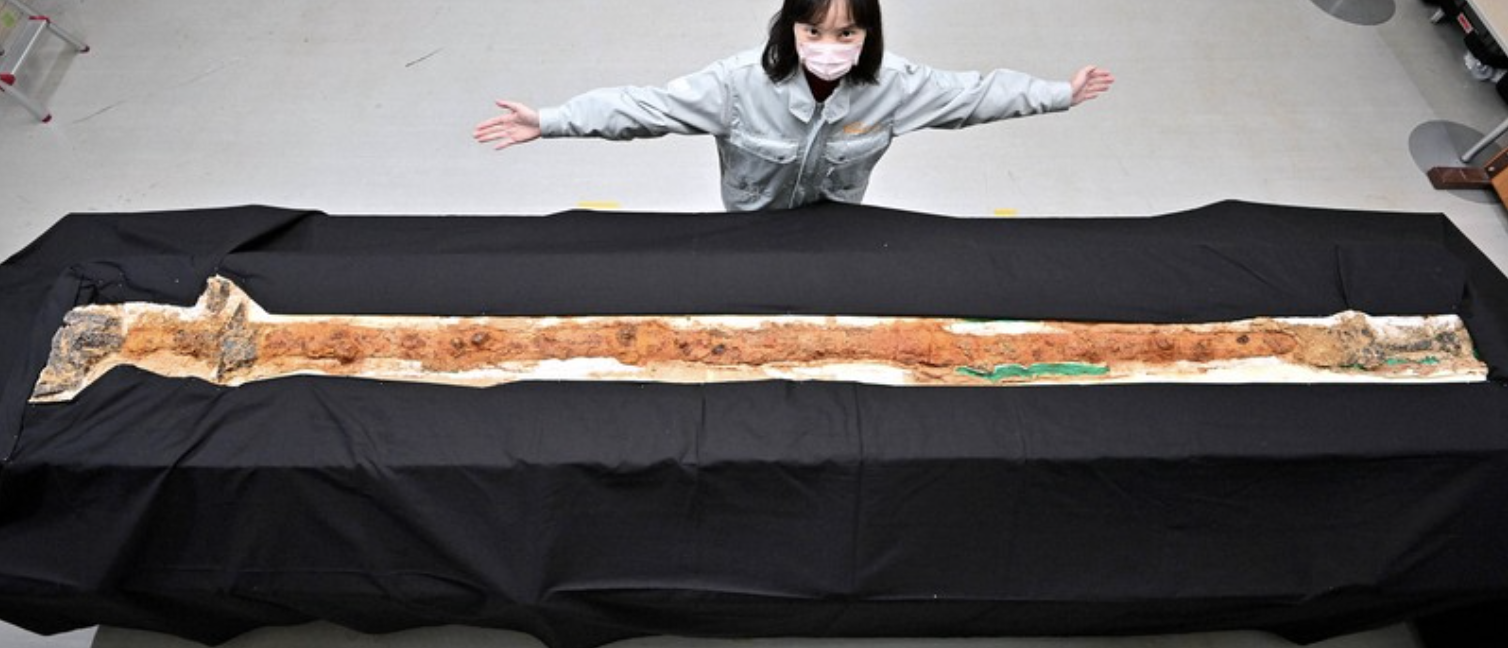 Tìm thấy thanh kiếm khổng lồ dài 2,37 m ở cố đô Nhật Bản - Ảnh 1.