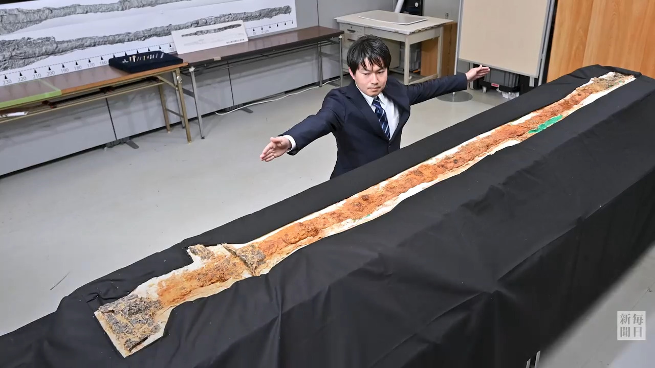 Tìm thấy thanh kiếm khổng lồ dài 2,37 m ở cố đô Nhật Bản - Ảnh 2.