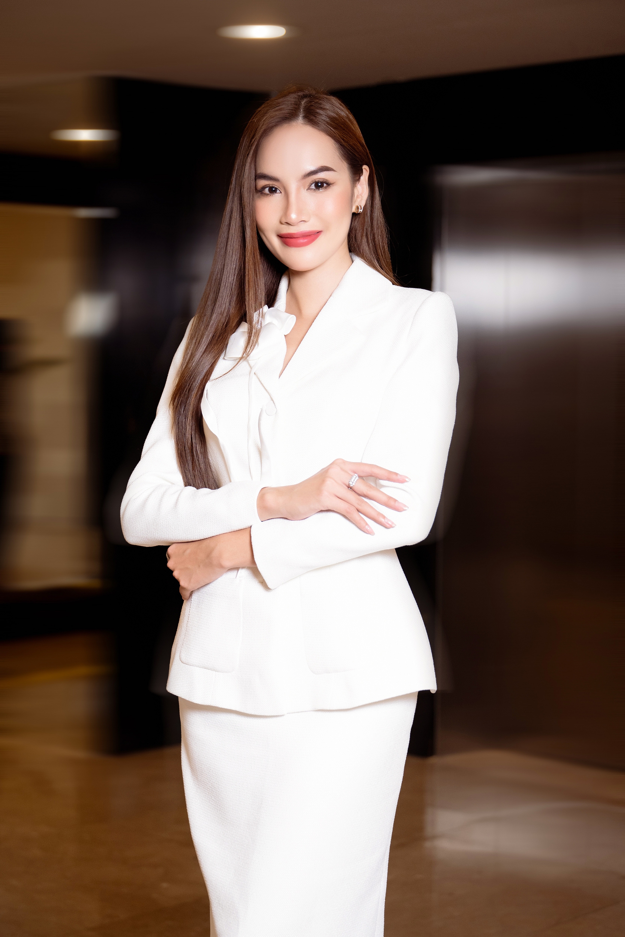 Hoa hậu Lê Hoàng Phương ngồi ghế giám khảo Mr World Vietnam cùng &quot;bà trùm&quot; Phạm Kim Dung- Ảnh 1.
