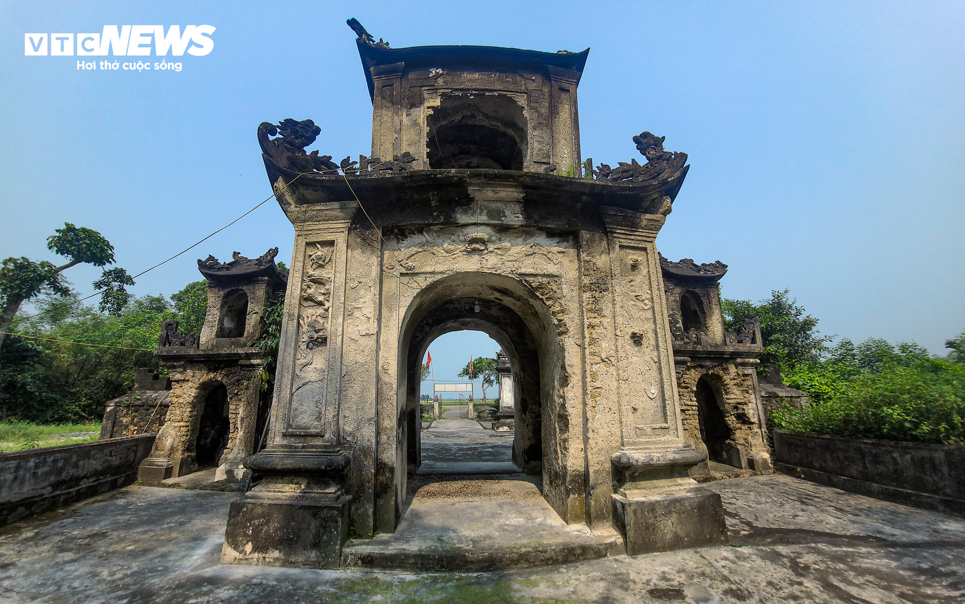 Ngôi đền 700 tuổi ở Hà Tĩnh ‘kêu cứu’ - Ảnh 2.