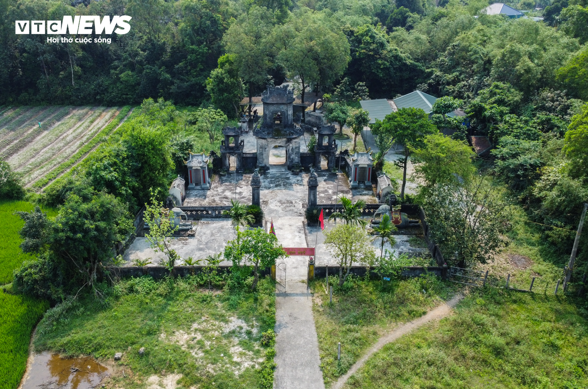 Ngôi đền 700 tuổi ở Hà Tĩnh ‘kêu cứu’ - Ảnh 1.