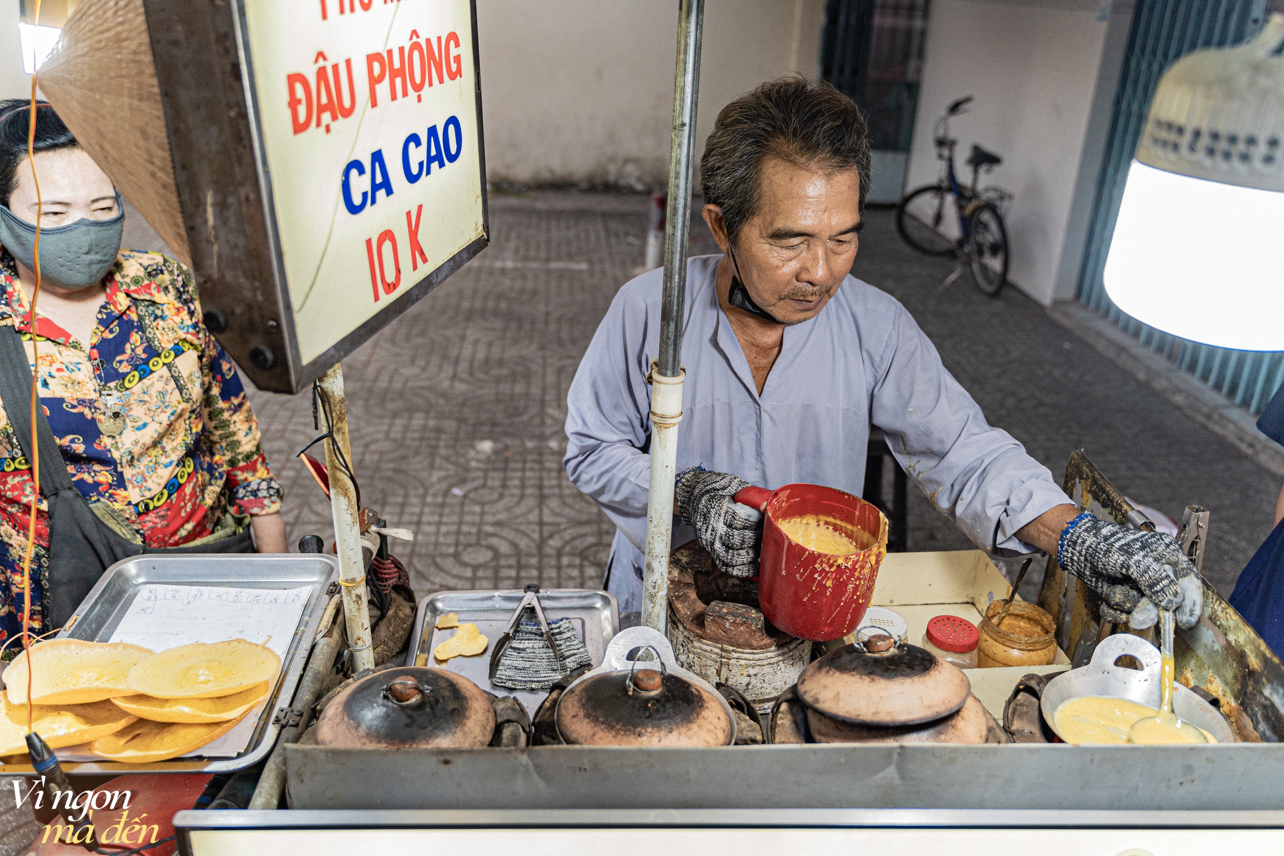 Xe bánh bò thốt nốt nướng chảo từng gây sốt đến nỗi phải xếp số khi mua và câu chuyện tình dễ thương của hai vợ chồng U60 - Ảnh 8.