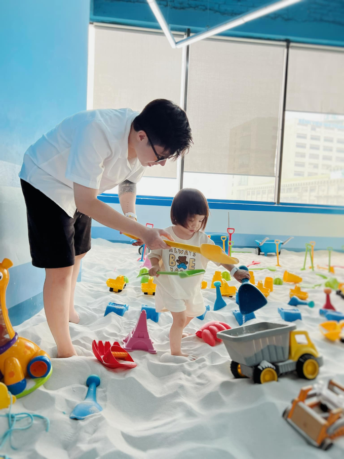 Cặp đôi đồng giới nữ Vbiz khoe nhẫn cưới sau 9 năm bên nhau và đã có nhóc tỳ đầu lòng, Vbiz sắp có thêm hôn lễ? - Ảnh 6. Cặp đôi đồng giới nữ Vbiz khoe nhẫn cưới sau 9 năm bên nhau và đã có nhóc tỳ đầu lòng, Vbiz sắp có thêm hôn lễ? - Ảnh 6.