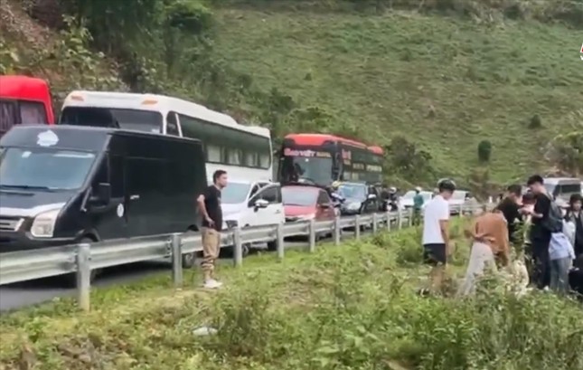 Tai nạn liên hoàn giữa 3 xe ô tô khách, 1 người tử vong - Ảnh 1. Tai nạn liên hoàn giữa 3 xe ô tô khách, 1 người tử vong - Ảnh 1.