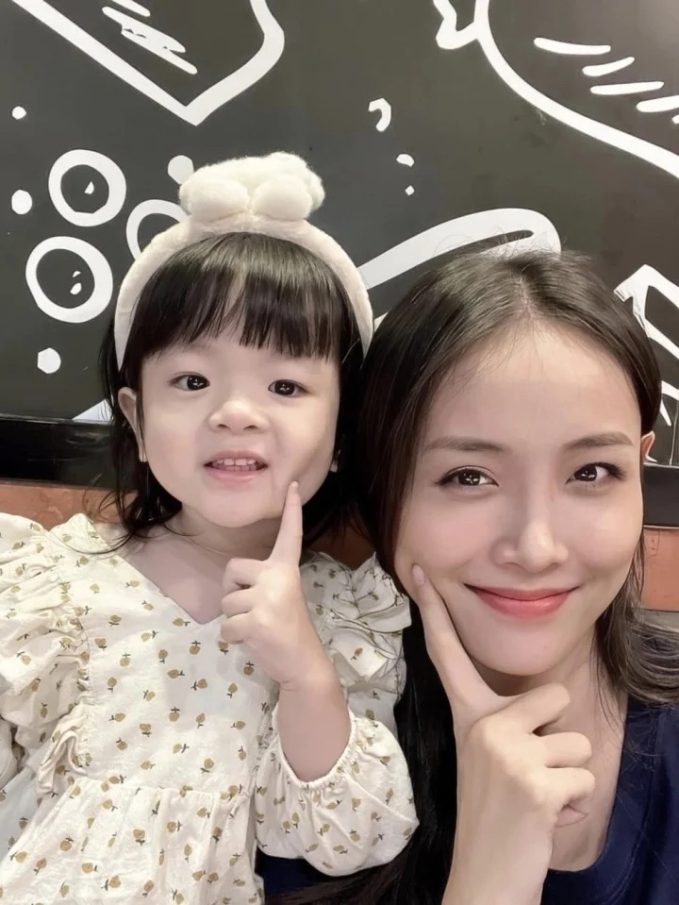 Sao nữ yêu bạn trai kém tuổi: Đã có 2 con chung, chưa tổ chức đám cưới vì lo sợ 1 điều? - Ảnh 4. Sao nữ yêu bạn trai kém tuổi: Đã có 2 con chung, chưa tổ chức đám cưới vì lo sợ 1 điều? - Ảnh 4.