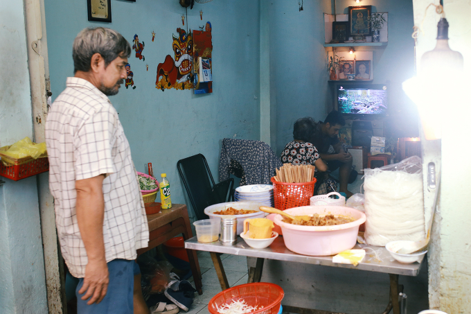 Hai anh em gốc Ấn tiếp quản tiệm bò kho nổi tiếng gần 30 năm ở TP.HCM, người nghèo được ăn với giá &quot;rẻ như cho&quot; - Ảnh 11.