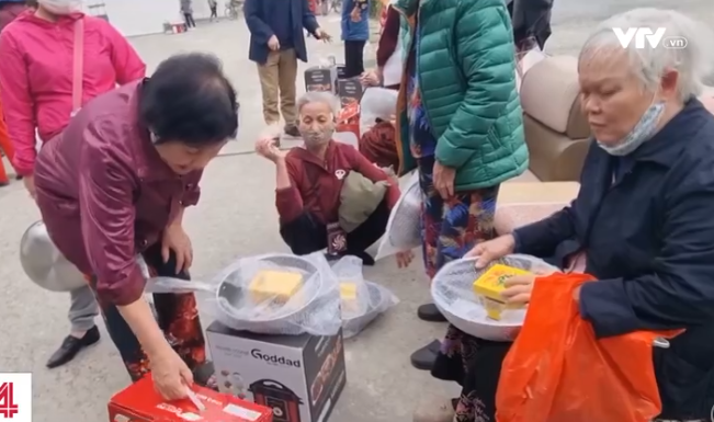 Bẫy qu&agrave; tặng: Tiền trao nhưng... ch&aacute;o kh&ocirc;ng m&uacute;c - Ảnh 5.