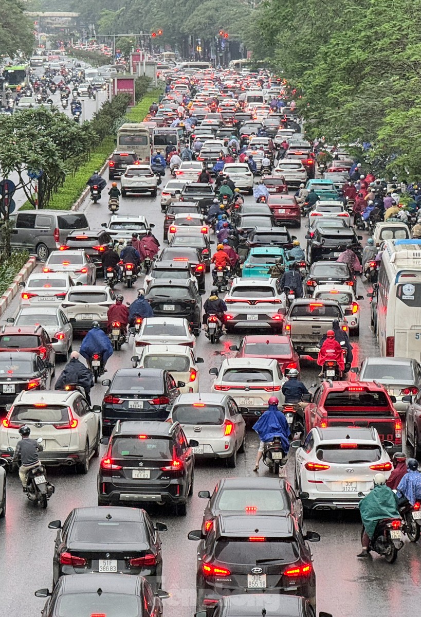 Người Hà Nội vất vả đi làm ngày đầu tuần vì mưa phùn, đường phố ùn tắc - Ảnh 3.