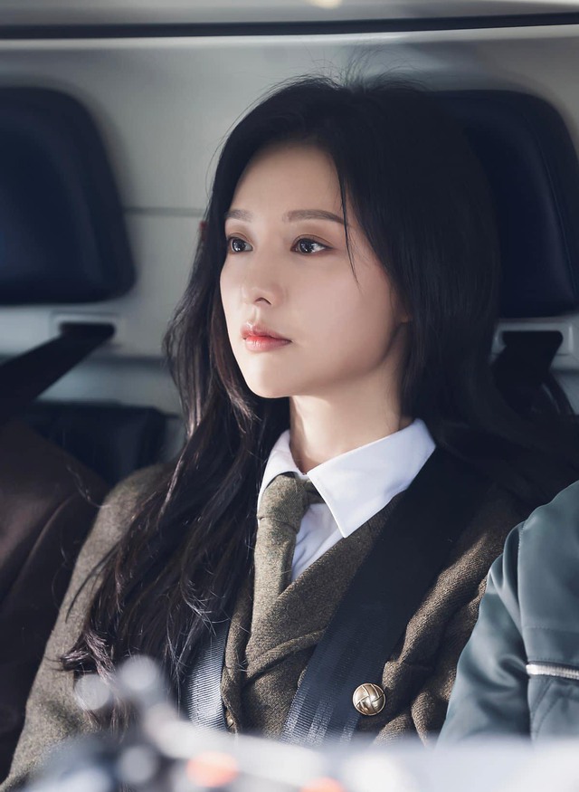 Ngắm chaebol Kim Ji Won diện áo sơ mi, ghim được ngay 5 mẫu thanh lịch, sang nức nở cho nàng công sở - Ảnh 1.