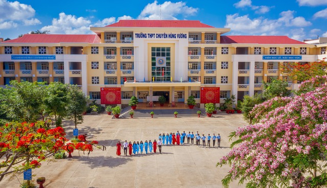 Ngôi trường lần đầu tiên có cầu truyền hình Olympia: Nằm lọt thỏm giữa thành phố ngủ ngon nhất Việt Nam, thành tích dài cả trang - Ảnh 2.