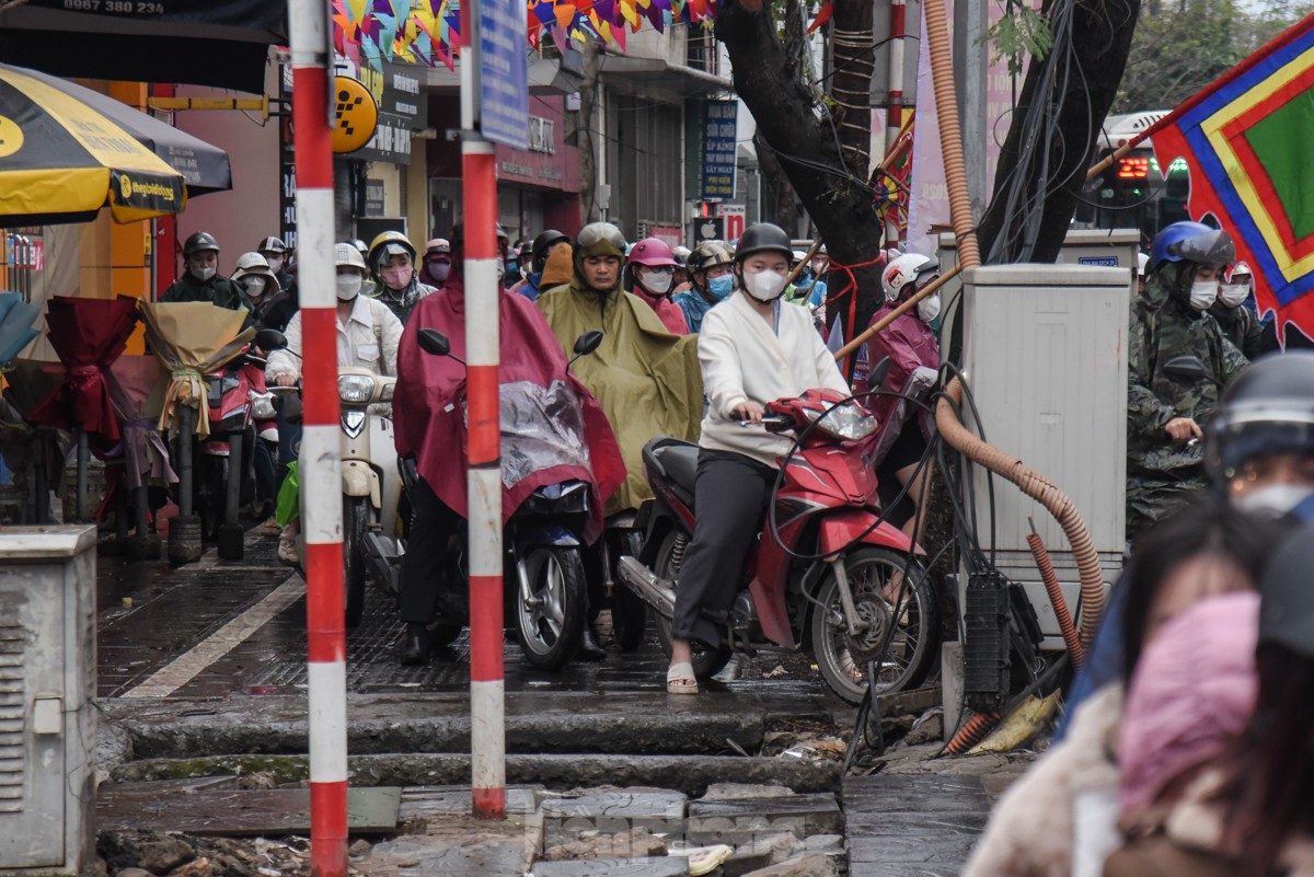 Người Hà Nội vất vả đi làm ngày đầu tuần vì mưa phùn, đường phố ùn tắc - Ảnh 10.