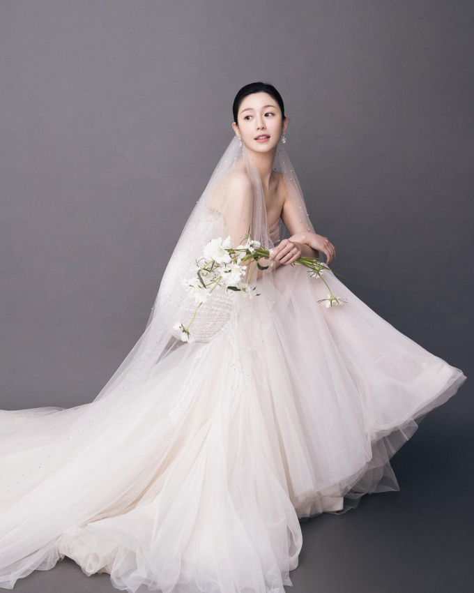 Lee Seung Gi - Lee Da In tung bộ ảnh cưới chưa từng công bố kỷ niệm 1 năm kết hôn, ai dè bị ái nữ chiếm spotlight - Ảnh 8.