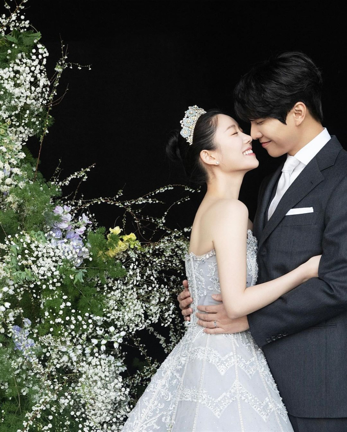 Lee Seung Gi - Lee Da In tung bộ ảnh cưới chưa từng công bố kỷ niệm 1 năm kết hôn, ai dè bị ái nữ chiếm spotlight - Ảnh 7.