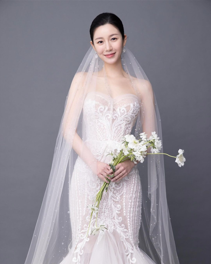 Lee Seung Gi - Lee Da In tung bộ ảnh cưới chưa từng công bố kỷ niệm 1 năm kết hôn, ai dè bị ái nữ chiếm spotlight - Ảnh 9.