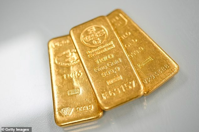 Các nước ồ ạt mua vàng giữa lúc giá tăng chóng mặt - Ảnh 1.