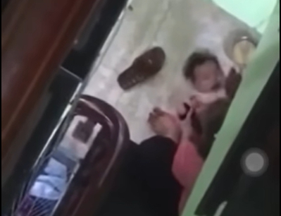 NÓNG: Phụ huynh bàng hoàng trước clip được lan truyền trên MXH, một trẻ mầm non bị đè dưới sàn nhà, đánh liên tục vào đầu để ép ăn - Ảnh 2.