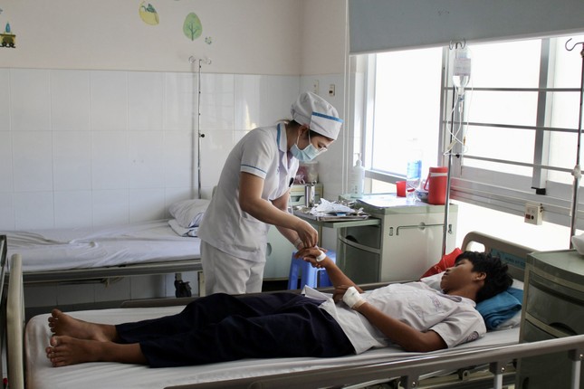 Thêm nhiều học sinh Khánh Hòa ngộ độc thực phẩm sau khi ăn cơm nắm, cơm cuộn - Ảnh 1.